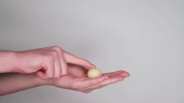 Beyaz şeker yakın planda duruyor. Şekeri parmağımızla deliyoruz. Çikolata ezmesi.