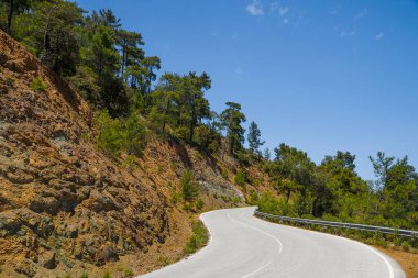 Dağlardaki sarmal asfalt yolda