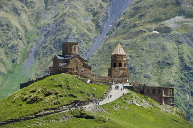 Kazbegi bölgesindeki dağdaki antik kilise. Georgia.