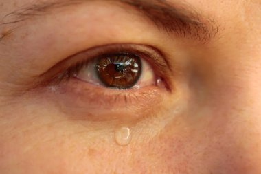 Göz gözyaşları ile kapatın. Kadının göz gözyaşı teslimi. Üzgün kız cry
