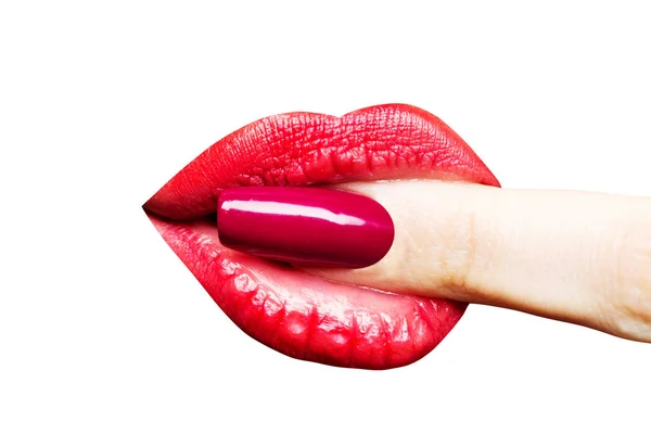 Frauen sexy Finger mit rotem Nagellack im Mund mit den Lippen mit rotem Lippenstift. Mädchen sinnlich leckt ihren Finger, verlockend isoliert auf weißem Hintergrund — Stockfoto