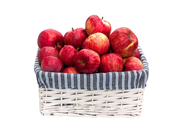 Cesto con mele rosse in estate isolato su sfondo bianco. Raccolta di frutta fresca in autunno. Deliziose mele della fattoria per una dieta sana — Foto Stock