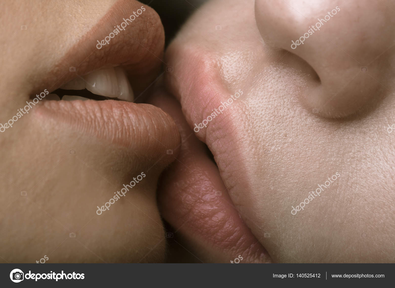 Лесби поцелуй ❣️ смотреть бесплатных секс🍓 видео онлайн про лесбийские поцелуи