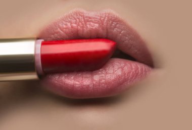 Ruj kadın dudakları öpüyor. Kırmızı ruj ve hiç makyaj ile doğal dudaklar. Profesyonel kozmetik makyaj modeli için. Mükemmel dudak şekli ve makyaj akşam için parlak ruj