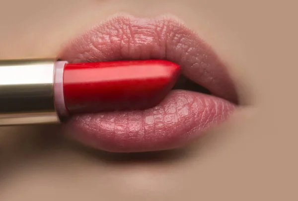 El lápiz labial besa los labios femeninos. Lápiz labial rojo y labios naturales sin maquillaje. Cosméticos profesionales para el modelo de maquillaje. La forma perfecta del labio y el lápiz labial brillante para el maquillaje de la noche —  Fotos de Stock