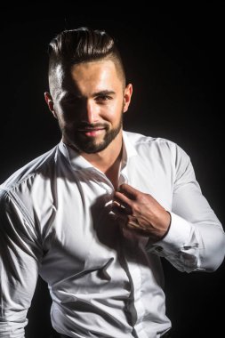 Siyah arka plan üzerine beyaz gömlek gülümseyen başarılı iş adamı. İş tarzı giysiler içinde çekici bir adam. Studio iş adamı. Yönetmen ya da şirketin başkanı. Genç yakışıklı işadamı mutlu