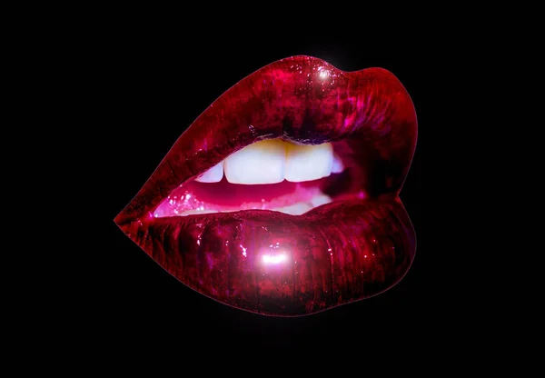 Labios lujosos brillantes se cierran aislados sobre fondo negro. Labios brillantes de chica con dientes blancos y sensual lengua rosa. Lápiz labial rojo oscuro y beso sexy. Concepto cosmético, labios aislados con lápiz labial —  Fotos de Stock