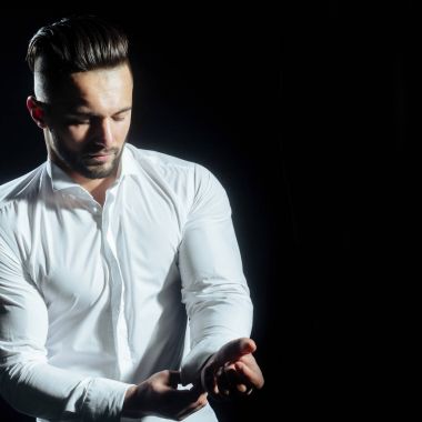 Bir beyaz gömlek kol düğmeleri düğmeleri damat. Yakın kadar yakışıklı adamın nasıl giyer beyaz gömlek ve kol düğmesi