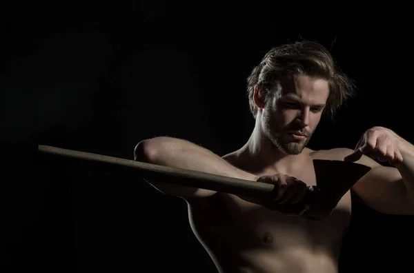 Άνθρωπος αγγίζει τη λεπίδα ax ένα τσεκούρι, ένα ξυλοκόπος ή έναν οικοδόμο. Γυμνός άνδρας ελκυστική σε μαύρο φόντο με ένα εργαλείο ή κανόνι. Shirtless μυώδης γυμναστήριο ξυλοκόπος άνθρωπος με τσεκούρι — Φωτογραφία Αρχείου