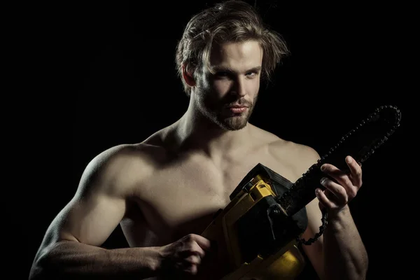 Homme sexy avec scie électrique. Homme nu avec une tronçonneuse sur fond noir — Photo