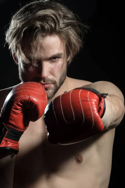 Un boxeur prêt à se battre. Entraînement, muscle, force et puissance. Blanc bel homme exerçant la boxe en studio de silhouette sur fond noir — Photo