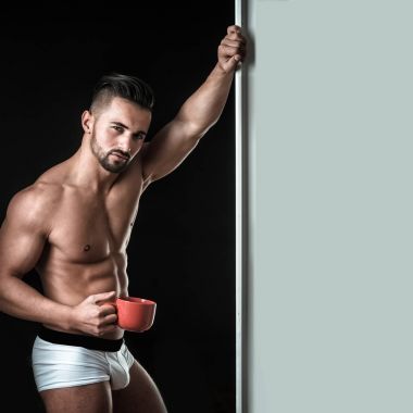 Sabah yalnız adam için. Baştan çıkarıcı görünümünü gelen seksi bir adam. Sabah kahve veya çay, sabah lezzetli ve neşeli. Şehvetli adam atletik kaslı. İşadamı evde işten sonra veya işe gitmeden önce