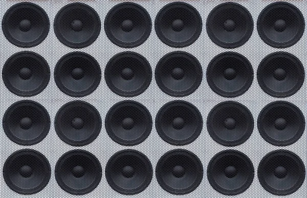 Conceito de alto-falantes de áudio poderosos. Fundo da grade de metal preto para o alto-falante close-up. Equipamento de áudio. Conjunto de elemento subwoofer, alto-falante preto — Fotografia de Stock