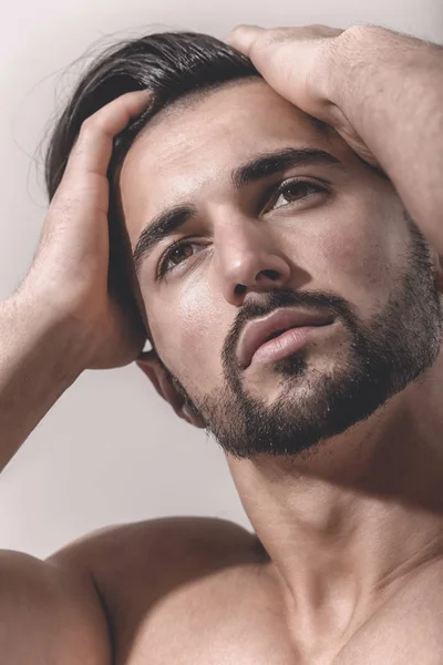 Olho masculino sonhador. Cara barbuda de homem forte. Sonho ou pensamentos. Cara bonita de cara sexy. Um homem atraente de perto. Olhos castanhos e cabelos pretos homens brancos — Fotografia de Stock