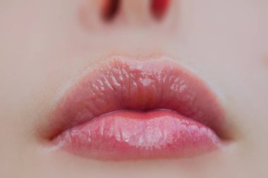 Herpes olmadan sağlıklı kadın dudaklar. Dudak kremi ile kızın seksi ağız. Kadının yüzüne parçası. Ağzı ve burnu güzel genç kız. Parlak doğal rujla. Kozmetik, makyaj ve kozmetik