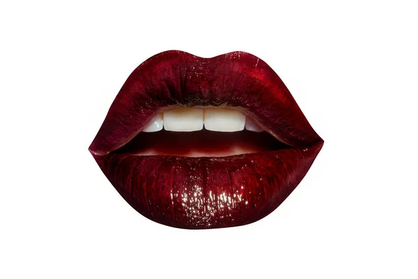 Губи з бордовою помадою ізольовані на білому тлі. Жіночий чуттєвий рот. Сексуальні зуби, язик і модна помада. Силует губ, концепція краси. Розкішний темно-червоний блиск для губ — стокове фото