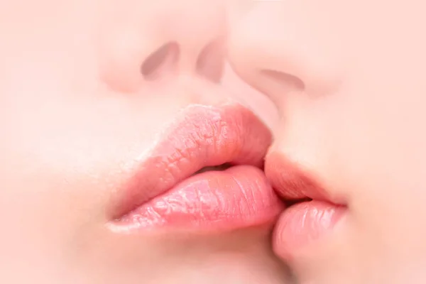Lezbiyen seksi hassasiyet, lezbiyen dudaklarından birbirine yakın. Kadın sevgi ve dostluk, genç yüzü. Genç kızların pembe saf deri — Stok fotoğraf