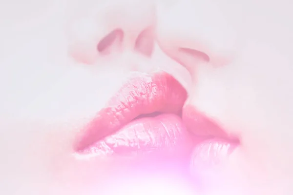 Yumuşak dudaklar aşık iki kadın. Eşcinsel çift. Ruj dudakları. İki kız portre. Erotik Çift — Stok fotoğraf