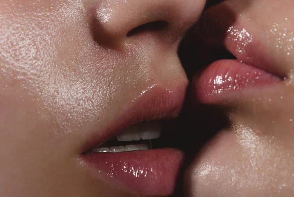 Nat gezicht en lippen van twee vrouwen, lesbiennes volgende. De lippen van de vrouwen met roze lipgloss. Sensuele intimiteit. Nauwe betrekkingen — Stockfoto