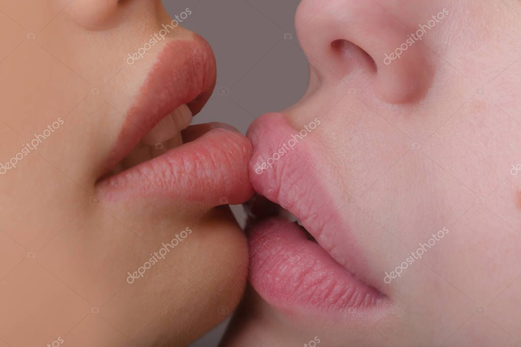 Nude hot sexy girls kissing on the lips — 14