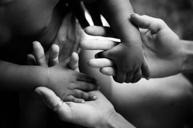 Siyah çocuk yetişkin beyaz eller eller. Dostluk, evlat edinme ve bakım. Ebeveynlik sevinci. Güven ve aile. Mutlu çocukluk. Afrikalı çocuk. Gelecek, baba anne ve oğlu veya kızı için umut