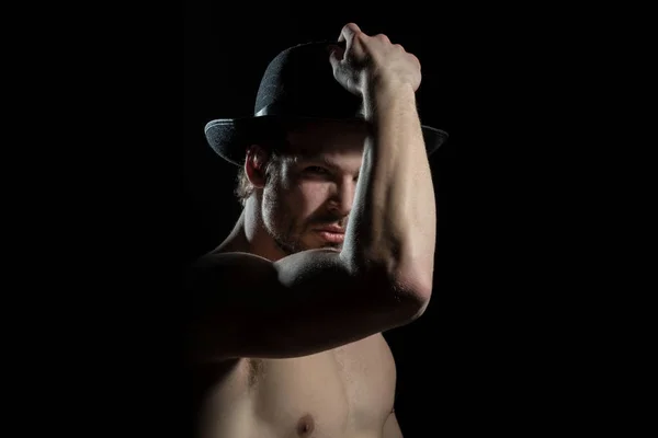 El hombre se puso el sombrero. Moda de hombre, casco. Un chico sexy misterioso. Detective. — Foto de Stock