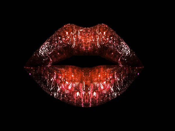 Блестящие губы с красной помадой изолированы на черном фоне. Блеск для губ, косметика для макияжа. Чувственные сексуальные женские губы. Контур окрашенных губ — стоковое фото