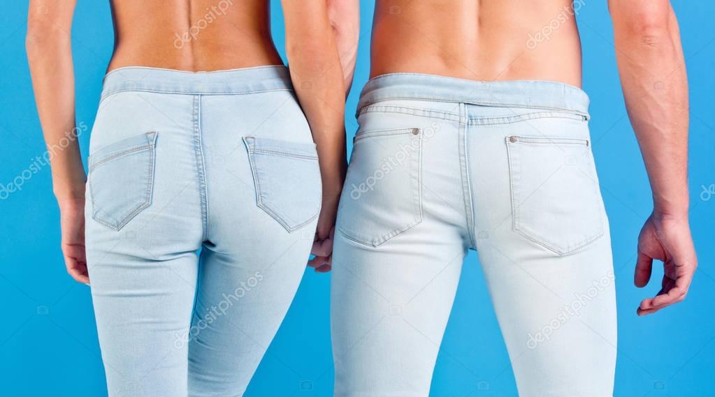 Foto: culo de hombre | Culo de la joven pareja. Hombre y mujer tomados