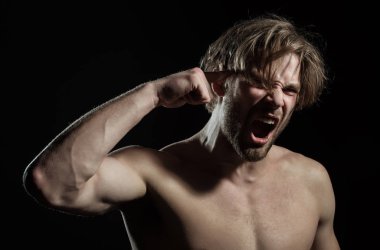 Kötü genç adam çığlık. Nefret ve saldırganlık, adam ağzını açın ve bir parmak koymak çığlıklar, tabanca veya silah gibi kafasına temple yakınındaki. Sinirli adam