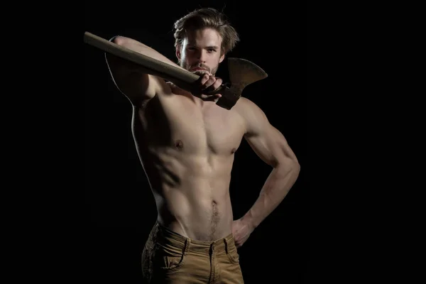 Ο άνθρωπος κατέχει ax κοντά στο πρόσωπό του. Κοφτερά όπλα ή εργαλεία για την εργασία στον κήπο, δάσος, σέξι ξυλοκόπος. Όμορφος άνδρας με γυμνός γυμνό τον κορμό σε μαύρο φόντο με τσεκούρι χωριό — Φωτογραφία Αρχείου