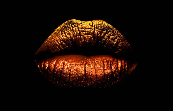 Goldbrauner Lippenstift auf den Lippen isoliert auf schwarzem Hintergrund. sexy Lippen, weiblichen Mund. Lippen einprägen. Luxuskosmetik für Mädchen und Frauen. schöne weibliche Lippen. weibliche Schönheit Konzept Mädchen — Stockfoto