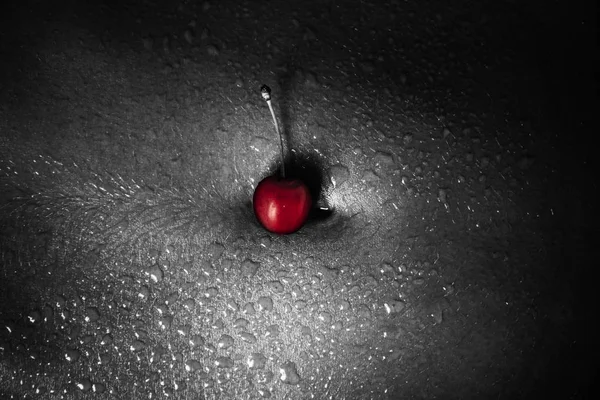 Cereza roja en ombligo desnudo con gotas de agua o sudor foto en blanco y negro. Cuerpo femenino desnudo con cereza. Dieta de estómago plano y fruta. Dieta saludable y cuerpo sexy de chica joven. Vientre desnudo del abdomen —  Fotos de Stock