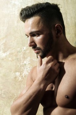 Çıplak seksi adam gebe. Adam rüyalar ya da bir şey hakkında düşünüyor. Rüyalar ve düşünceler. Çekici bir adam aşağı görünüyor. Atletin çıplak göğüs. Sakallı adam. Çıplak erkekler göğüsler, el ve yüz portre