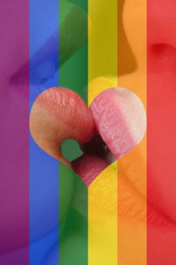 LGBT öpücük bayrak gökkuşağı kalp şekli. Cinsel yönelim. İnsan hakları. Gökkuşağı dudakları. Lezbiyen öpücük gökkuşağı arka plan karşı kapatın. Kadın seksi dudaklar Kiss. LGBT lezbiyen çift anlar kavramı