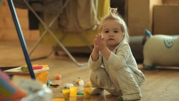 Niño en pijama se juega en la habitación de los niños en casa. Hermoso lindo niño juega en el mejor juego para niños - plastilina. Desarrollo y entretenimiento. Juegos caseros para niños. Habilidades para niños — Vídeos de Stock