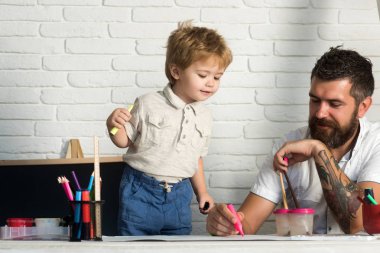 Oğlu baba birlikte, çocuk ve adam birlikte bir resim. Oğlum nasıl onun babası sanatçısı boyalar görünüyor. Çizim ve sanat, eğitim ve geliştirme. Mutlu ev zaman, oyun ve planlama. İş için kroki