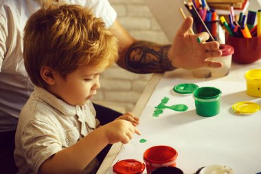 Çocuk Sanat parmak izi. Komik ders, ödev, bir Anaokulunda ders. Çocuk el ile resim çizer. Sevimli çocuk babası olan yeşil çim boyar. Sanat Terapisi için stres ücretsiz tedavi için endişeli çocuk,