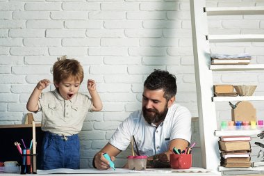 Sürpriz baba berabere onun oğlu, mutluluk ve sevinç, ekip çalışması için sevinç, eğitim ve ev okullaşma, yaratıcı eğlence, sanat kalkınma eğlenceli. Çocuk babası öğretmen çizim çalışmalarını memnun oldum. Aile ev