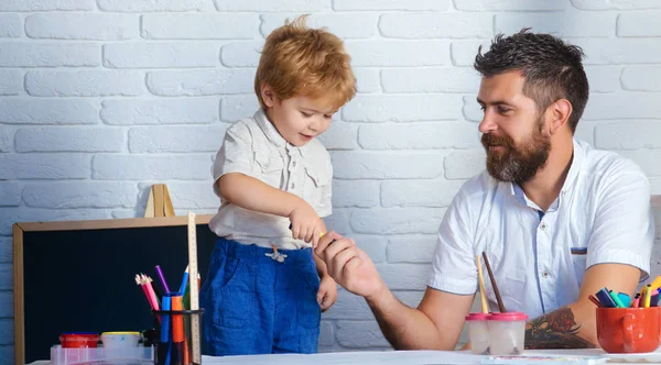 Apa és fia együtt fejlődő játékok, gyermek-, rajz-és oktatás, apja azt tanítja, hogy kisgyermek otthoni asztalnál. Hétvégén és a szabad idő, idő, a családi, boldog gyermekkor szülő. Öröm apasági — Stock Fotó