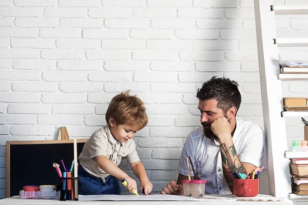Aile çizim boya kalemi, baba oğlu nasıl çizer görünüyor. Kalkınma motor becerileri ve Çocuk Bahçesi, öğretmen ve pedagoji, Sanat Terapisi düşüncesinde. Keçeli Kalemler ve parmaklarını ile küçük sanatçı boyalar
