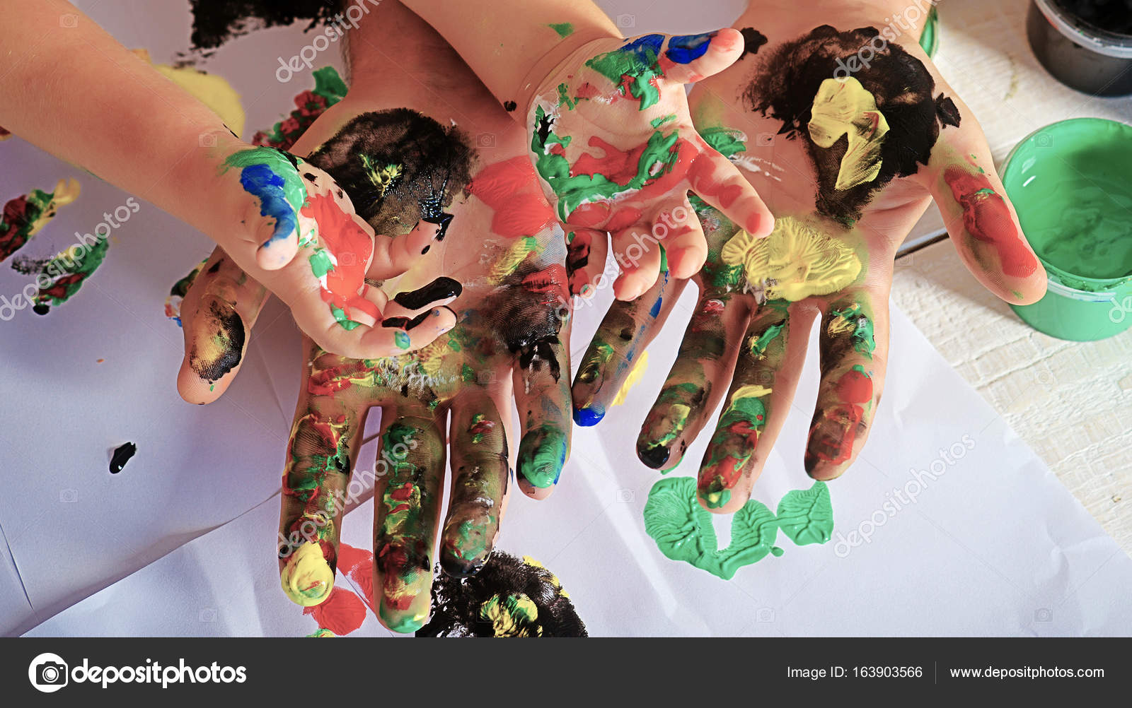 Formazione di arte di famiglia olorful mani in vernici colorate Aspetto familiare Felicit  e gioia da disegno padre e figlio insieme felice infanzia