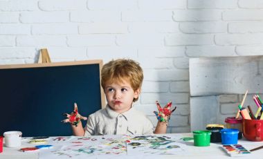 Duygu çocuk parmak, çizim ders, sanat için boya küçük sanatçılar, sevimli çocuk şaşırmış. Sanatçı, okulda, Güzel Sanatlar Fakültesi. Bebek çocuk okula geri eğitim ve yaratıcılık, tatil, hobi