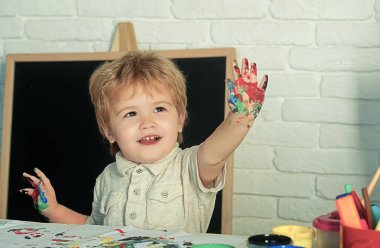 Boya parmak, el ve gösterileri çok renkli palm ile berabere evlat. Eğitim ve geliştirme, sanat resim, çocukların Eğitsel Oyunlar boyalar ve kağıt ile. Okul olmadan ev alternatif eğitim