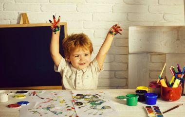 Mutlu çocuk elleri renkler. Küçük çocuk elleri Fingerpainting çeşitli renkleri ile yapıyor. Ellerinde boya ile mutlu bir çocukluk. Şirin çocuk eğleniyor, renkli elleri ile mutlu küçük çocuk portresi
