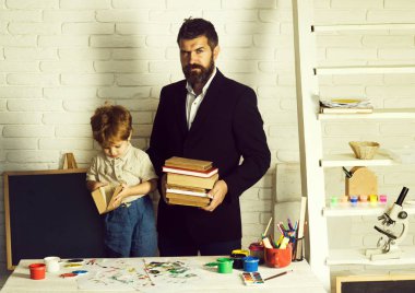 Çocuk kitabı ile birlikte öğretmen, küçük bir çocuk edebiyatı profesörü öğretir okumak için hikayeler, İlköğretim Okulu için ders kitapları ile ilk kitabı okudum. Evde okuma, kitap, en iyi kitap listesi