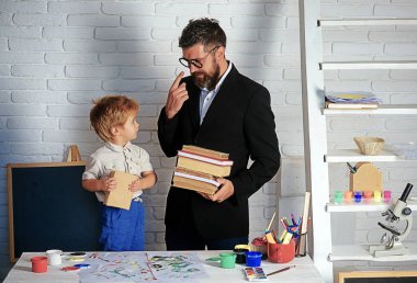 Görüş için gözlük. Yuvarlak çerçeve gözlük için. Profesör, sağlık dersler okulda kötü vizyonu. Görme bozukluğu okuma. Kitap ve vizyon. Öğrenci ve öğretmen gözlüklü. Baba oğul gözleri gösterir