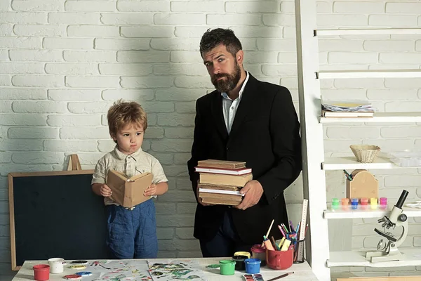 Okul Kitap Kütüphanesi, Profesör ve öğrenci tatlı okul birlikte çalışma edebiyat, şirin bir çocuk kitabı okur. Babası yardım ev ödevi. Çocuk eğitim. Okul çocuk kitapları ile. Sınıf, okul için
