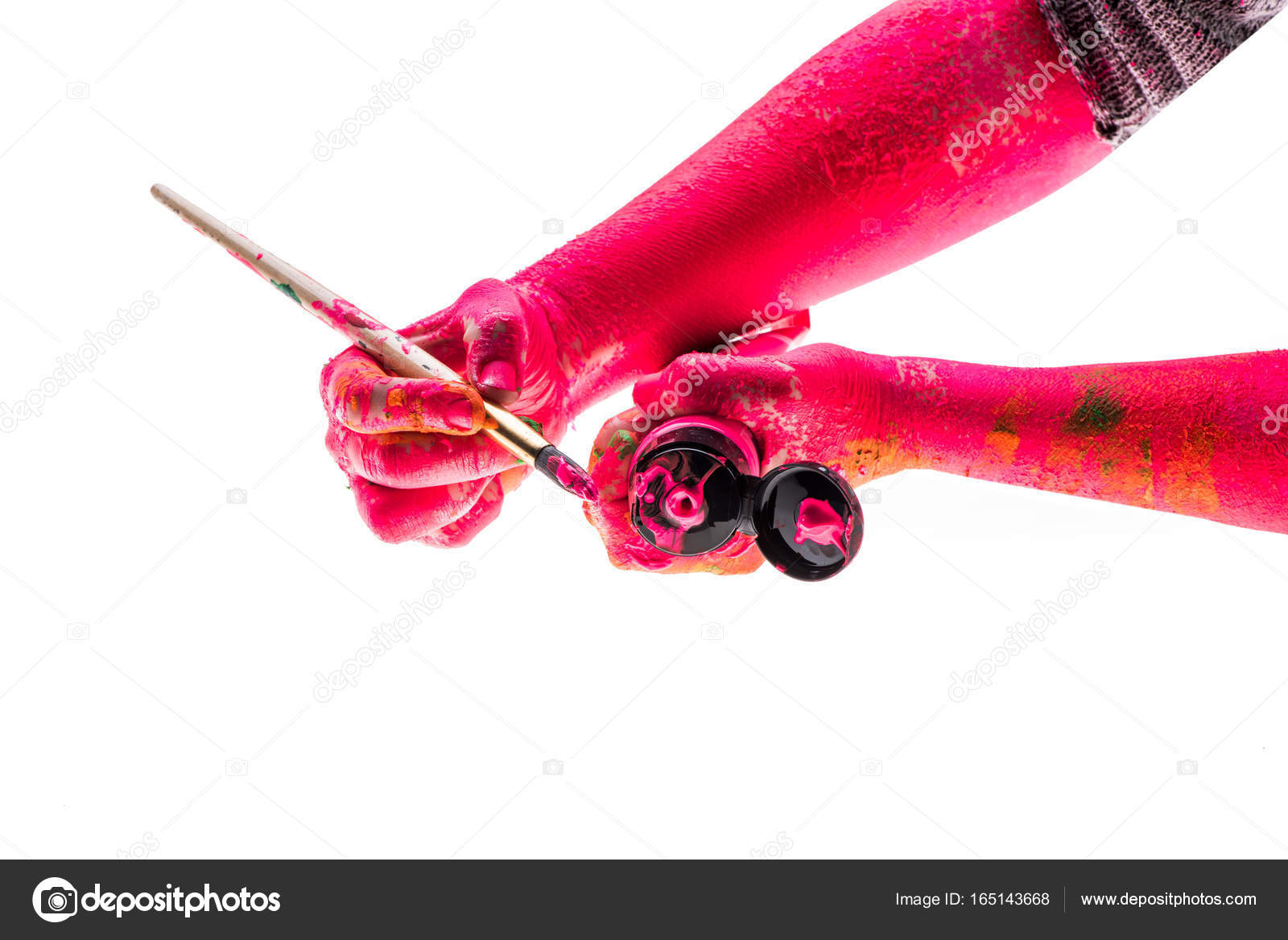 Arte artista della vernice concept creativo delle mani umane con pennello per il disegno di capolavori Mani colorate di rosse con il tubo di vernice