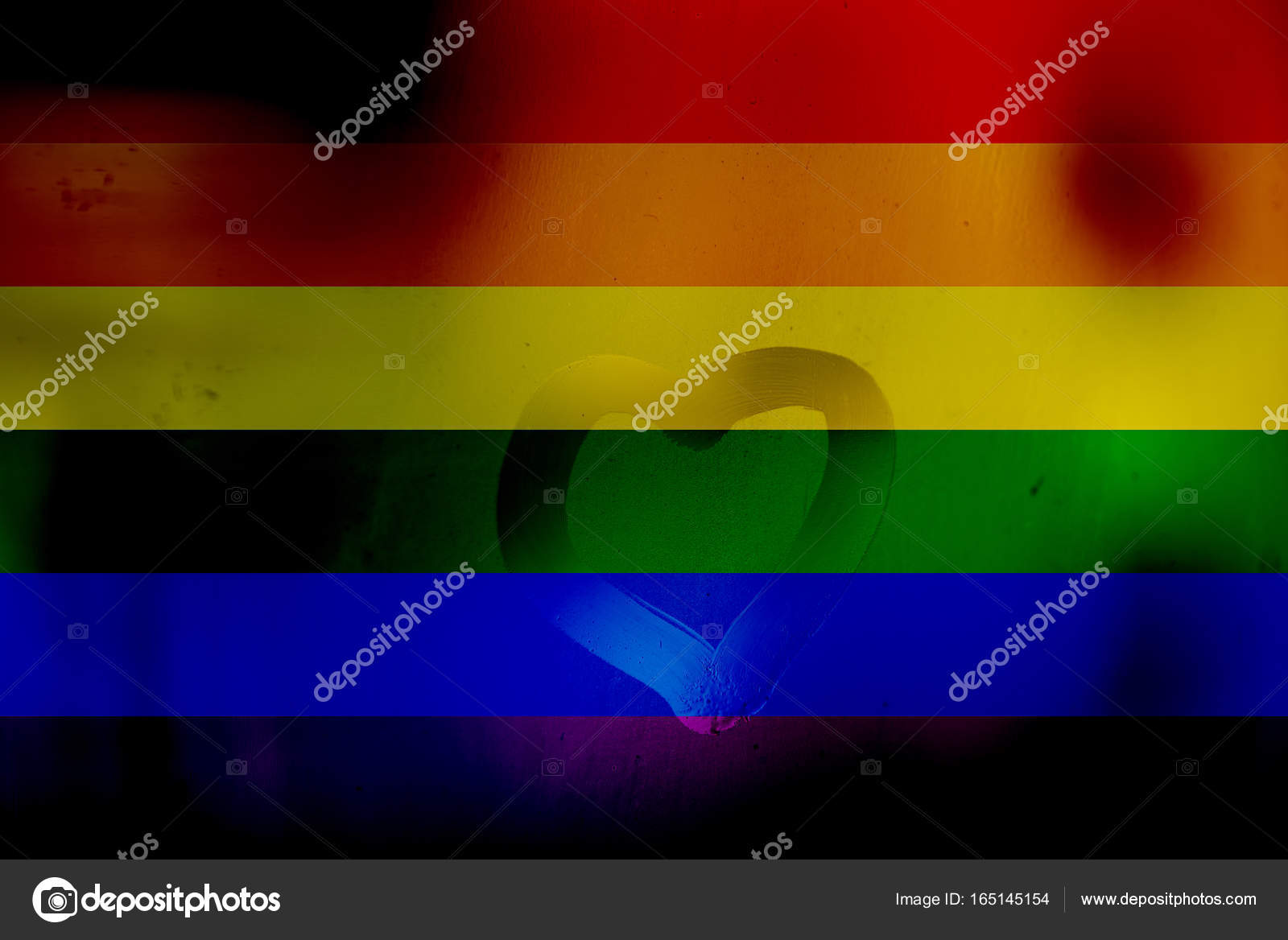 Figura del cuore ban ra arcobaleno LGBT sulla priorit  bassa del rainbow Cuore dipinto su vetro bagnato su sfondo dei simboli colori degli omosessuali