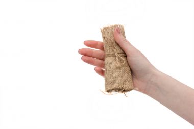 Hediye özgün paket, çuval bezi, çuval torba içinde kadının elinde sürpriz. Eko üretim, ekolojik ambalaj. Kadın hediyesi olarak sürpriz ile çanta. Organik ürünler, gıda, takı veya kozmetik